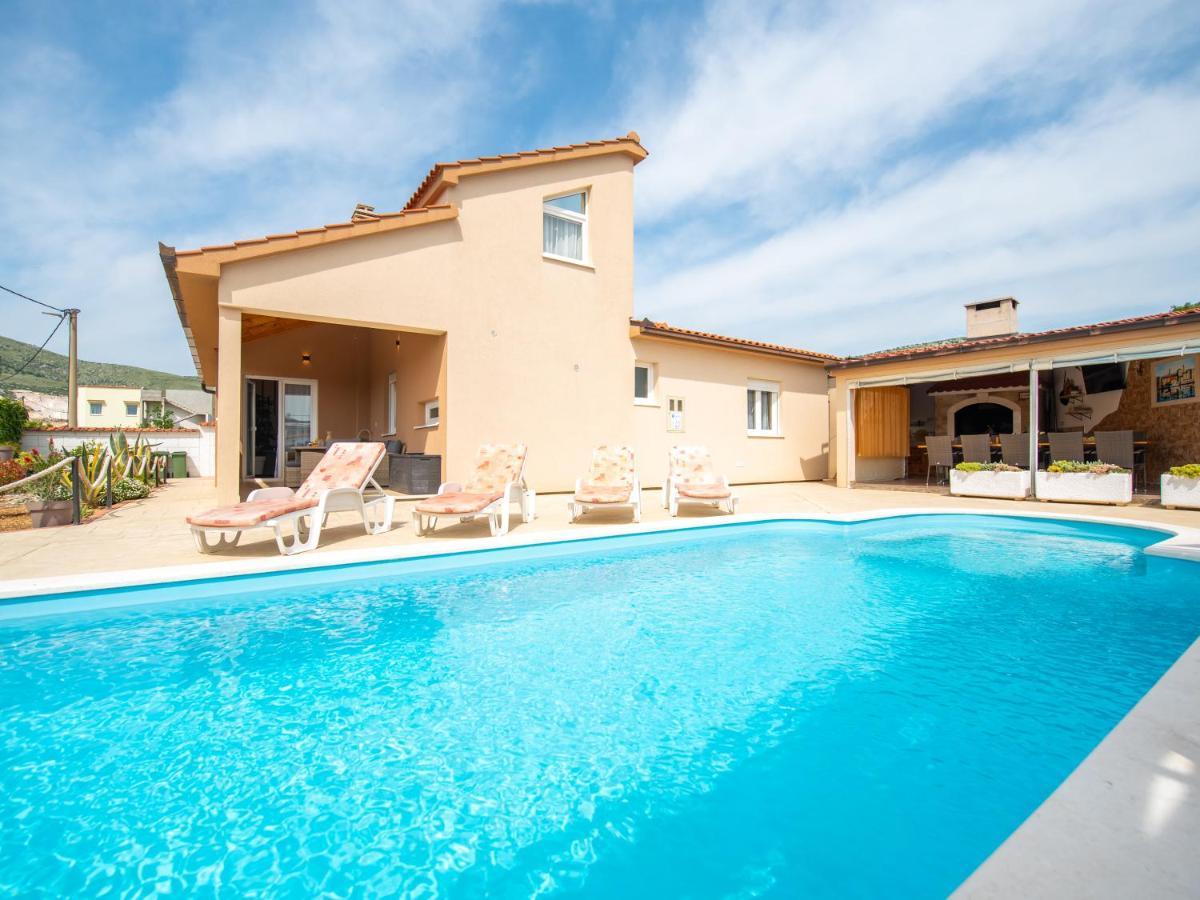 Holiday Home Near Trogir Kastel Stafilic Bagian luar foto