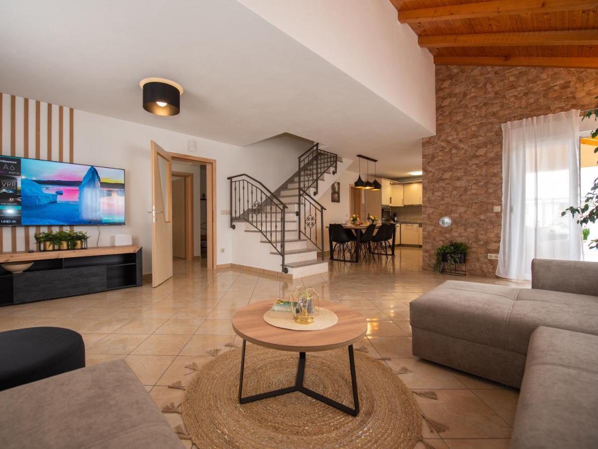 Holiday Home Near Trogir Kastel Stafilic Bagian luar foto