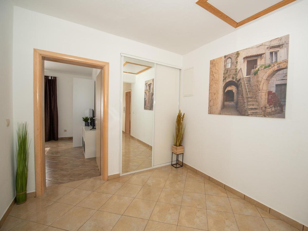 Holiday Home Near Trogir Kastel Stafilic Bagian luar foto