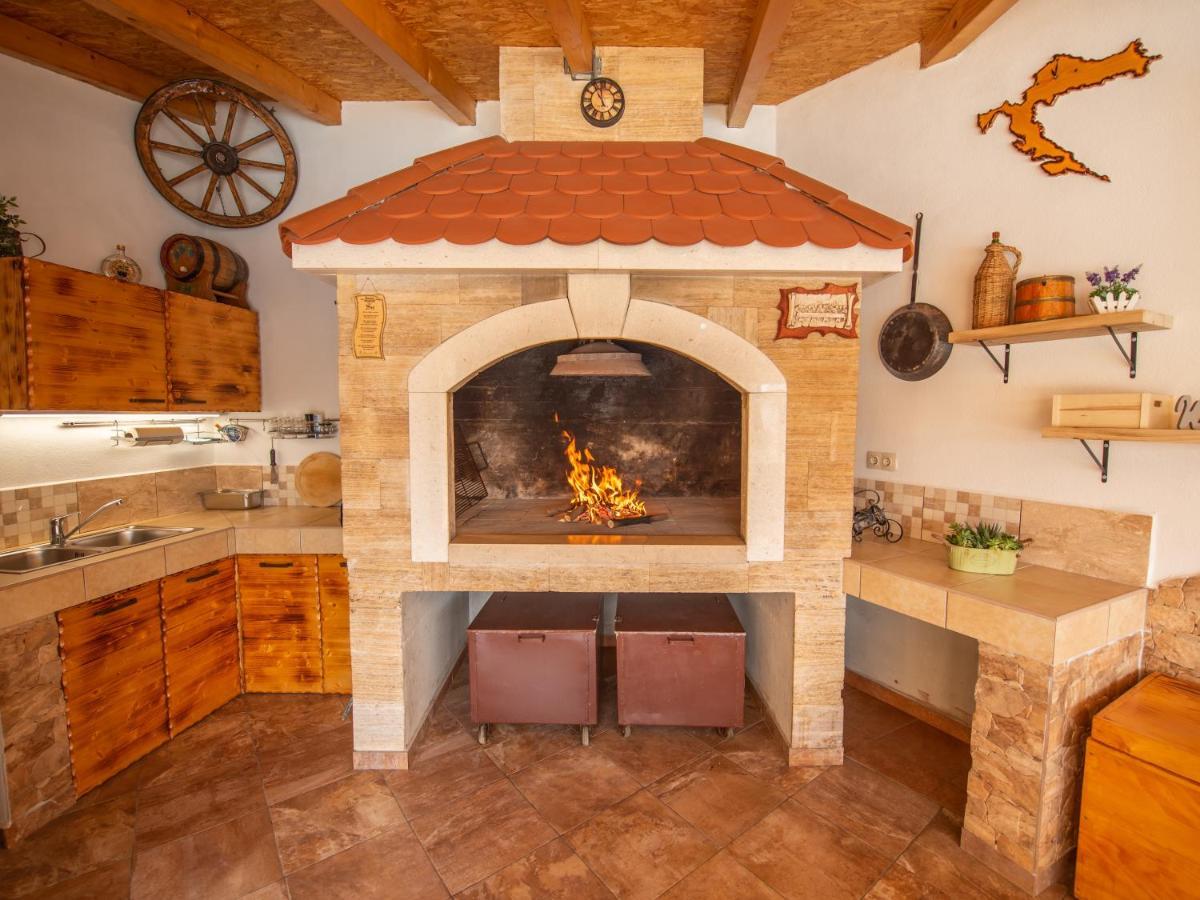 Holiday Home Near Trogir Kastel Stafilic Bagian luar foto