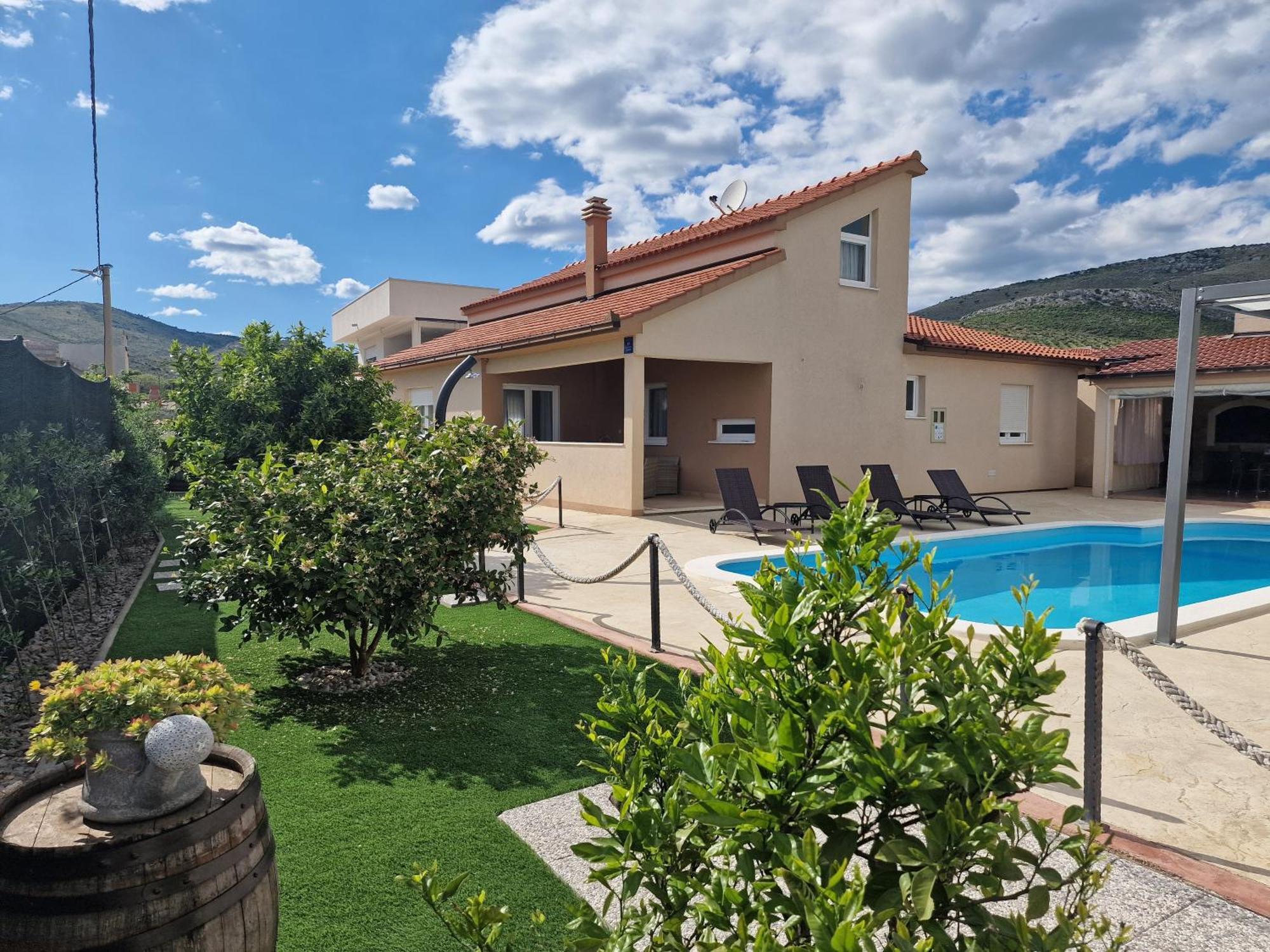 Holiday Home Near Trogir Kastel Stafilic Bagian luar foto
